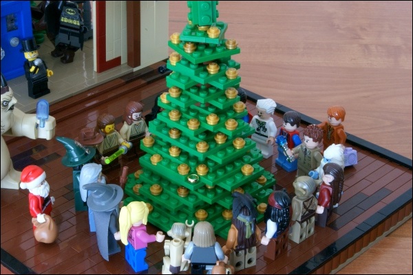 LEGO MOC - Новогодний Кубик 2014 - Новогоднее веселье!: Отдельно хочется показать ТАРДИС, далека, ну и десятого Доктора со звуковой отвёрткой.