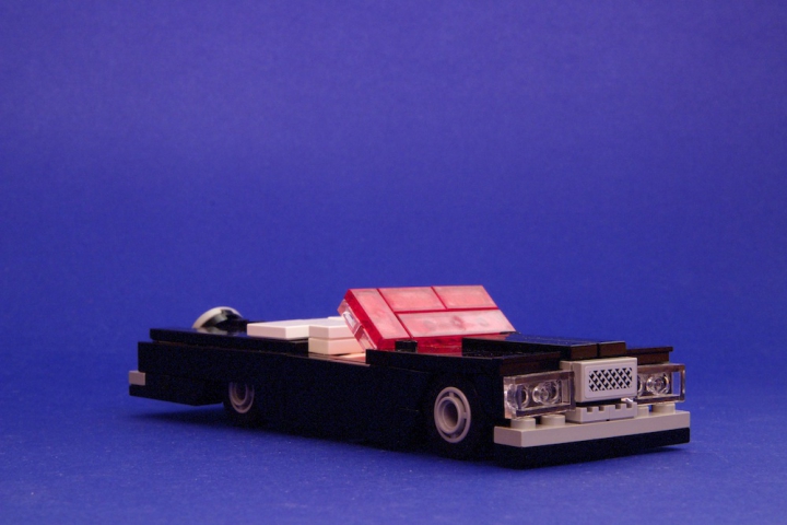 LEGO MOC - Новогодний Кубик 2014 - «Рождественский вечер»: Теперь покажу транспорт. Машина оснащена пневмоподвеской.