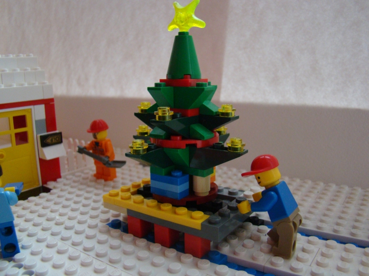 LEGO MOC - Новогодний Кубик 2014 - Новогодняя зарисовка.: Я везу красивую елку на санках в наш дом, 