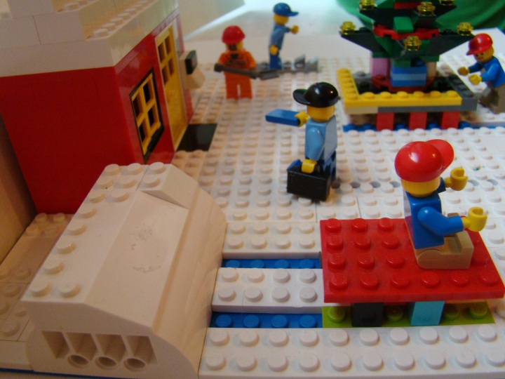LEGO MOC - Новогодний Кубик 2014 - Новогодняя зарисовка.: Не далеко мой друг весело катается с горки на санках.