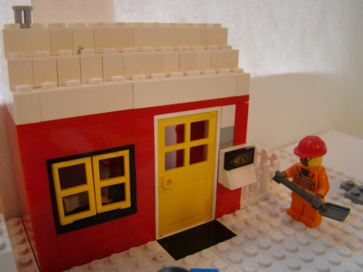 LEGO MOC - Новогодний Кубик 2014 - Новогодняя зарисовка.: Дворник убирает снег около дома. 
