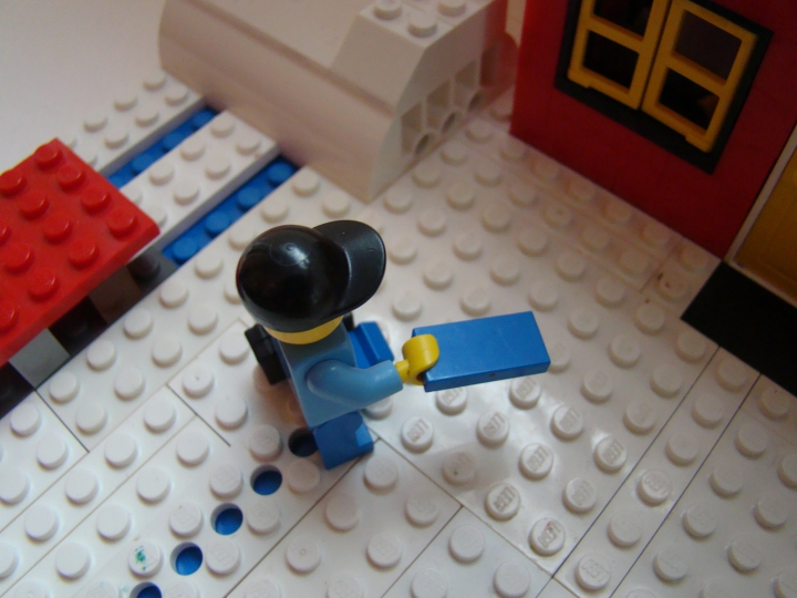 LEGO MOC - Новогодний Кубик 2014 - Новогодняя зарисовка.: Почтальон идет к нашему дому с поздравительной открыткой.