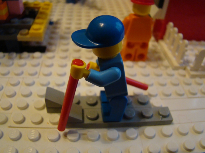 LEGO MOC - Новогодний Кубик 2014 - Новогодняя зарисовка.: Рядом с домом мальчик катается на лыжах.