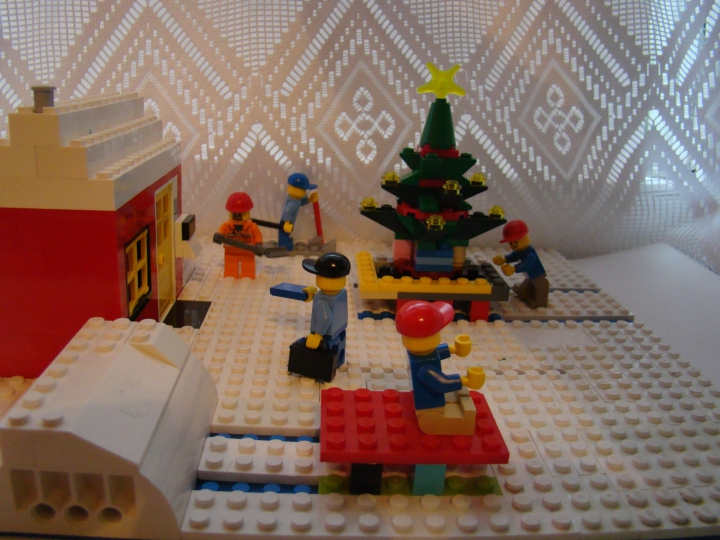 LEGO MOC - Новогодний Кубик 2014 - Новогодняя зарисовка.: Новый год на нашей улице мы встретили очень весело.