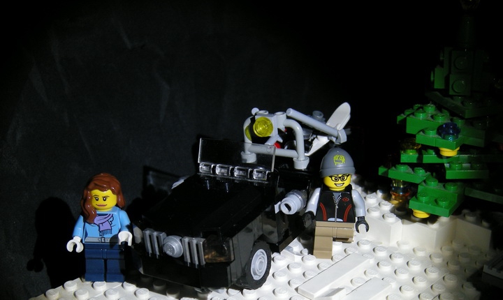 LEGO MOC - Новогодний Кубик 2014 - Новый год у лунки.: В это время  приехали еще двое на черном джипе, опоздавшие из-за пробок на дорогах.