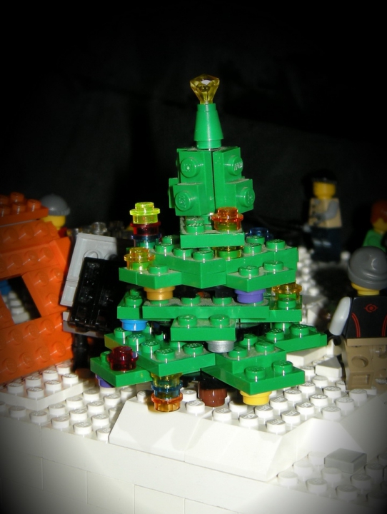 LEGO MOC - Новогодний Кубик 2014 - Новый год у лунки.: Девушки  украсили ель, росшую поблизости. Какой же Новый год без этого символа!