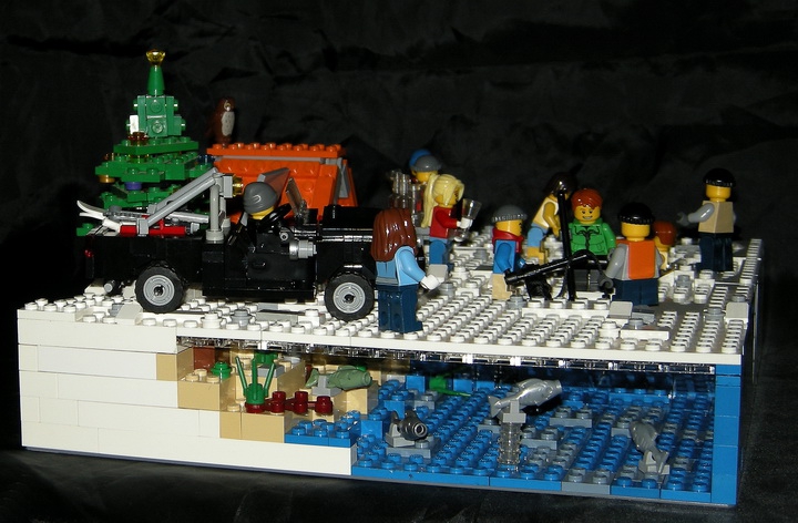 LEGO MOC - Новогодний Кубик 2014 - Новый год у лунки.: Под водой много рыбы, так что люди могут рассчитывать на хороший улов!
