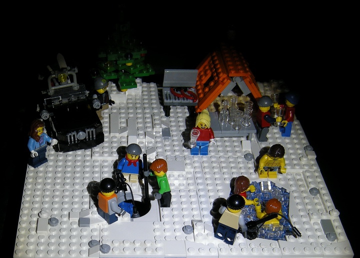 LEGO MOC - Новогодний Кубик 2014 - Новый год у лунки.: Один из молодых людей поймал большую рыбу, которая не пролезала в лунку. Его товарищ решил ему помочь с этим: “Эй, Олег, дай я лунку подрублю!” Подрубая лунку, он очень увлекся, сделав ёе огромного размера.<br />