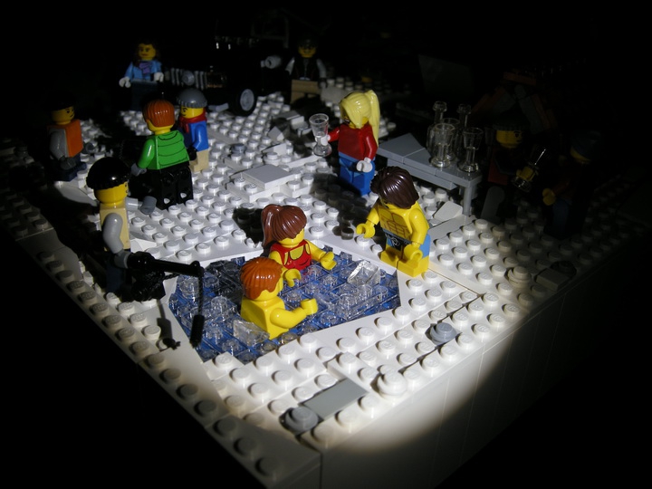 LEGO MOC - Новогодний Кубик 2014 - Новый год у лунки.: А теперь взглянем на прорубь:<br />
Двое «бывалых» уже резвятся в ледяной воде, ну а третий «смельчак» не спешит к ним присоединиться.<br />
