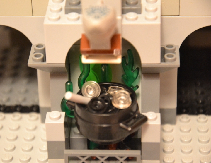 LEGO MOC - Новогодний Кубик 2014 - 'В глубине виллы 'Ночной кошмар'...: Над зеленым пламенем был установлен на железном треножнике котел, а в нем тихонько булькал странноватый, скажем так, супчик. Тошнотный черный как деготь и тягучий, как слизь улитки. Маг помешал в котле палочкой. В то же время он в глубокой задумчивости прислушивался к завыванию метели, стучавшей оконными ставнями.