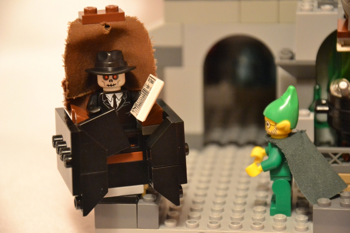 LEGO MOC - Новогодний Кубик 2014 - 'В глубине виллы 'Ночной кошмар'...: Внезапно в старинном вампокресле возник адский посланник г-н Грехогадус Червини с предупреждением о том, что ровно в полночь на мага будет наложено взыскание за невыполнение обязательств по ежегодному злу.