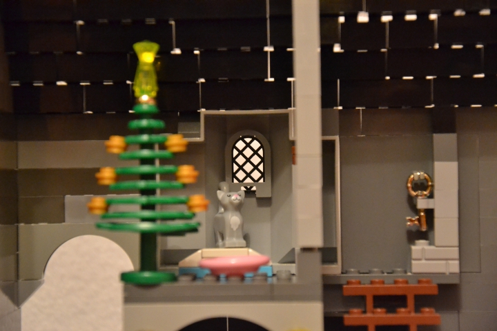 LEGO MOC - Новогодний Кубик 2014 - 'В глубине виллы 'Ночной кошмар'...: Единственный милый уголок в доме мага - это комнатка разнежившегося кота Маурицио ди Мауро. 