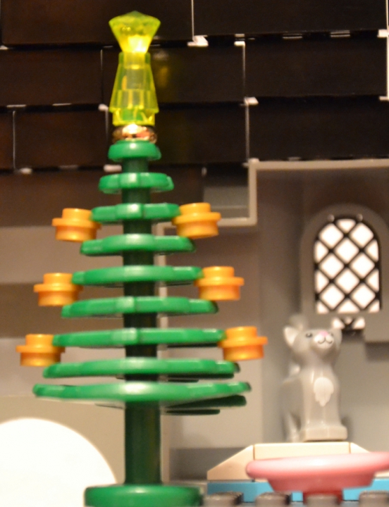 LEGO MOC - Новогодний Кубик 2014 - 'В глубине виллы 'Ночной кошмар'...: Только там нашла себе место скромно наряженая елочка.