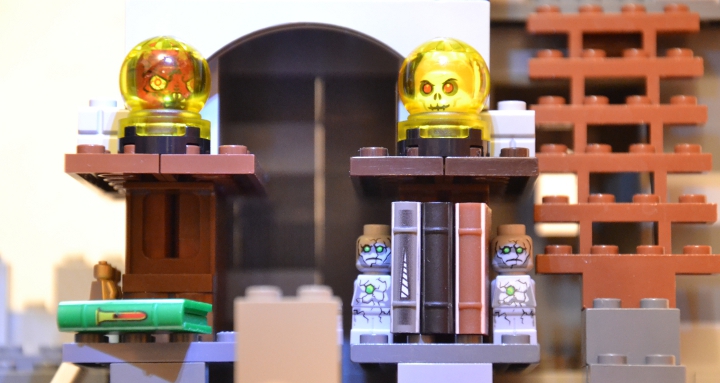 LEGO MOC - Новогодний Кубик 2014 - 'В глубине виллы 'Ночной кошмар'...: Ниже этажом располагается библиотека Шуткозлобера. 