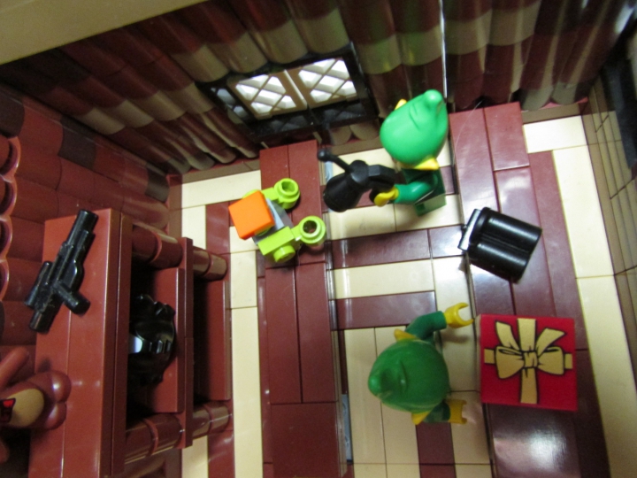 LEGO MOC - Новогодний Кубик 2014 - Мастерская чудес: Эльфы ближе