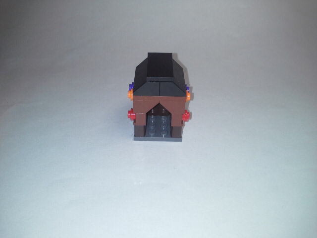 LEGO MOC - Новогодний Кубик 2014 - Мастерская чудес: Пряничный домик. В нем живет пингвин, по этому он такой маленький)