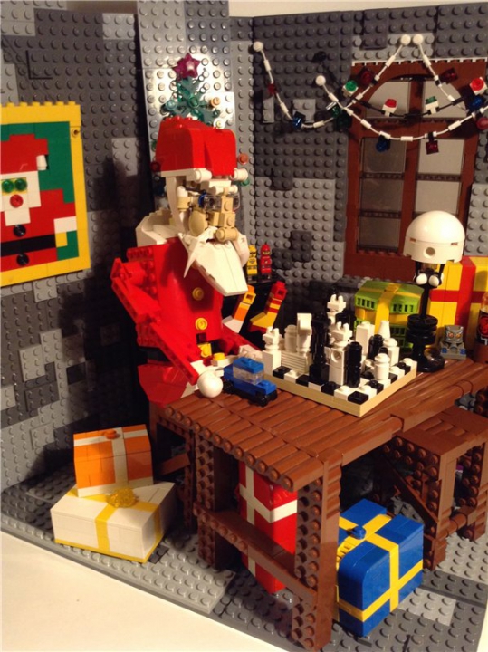 LEGO MOC - Новогодний Кубик 2014 - Кабинет Святого Николая: Санта Клаус в течении года копит огромное количество денег на подарки всем детишкам... поэтому и сидит на скромной и надежной табуреточке.