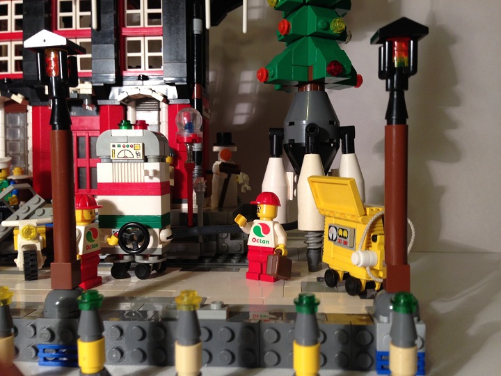 LEGO MOC - Новогодний Кубик 2014 - Новый 2014 LeGod: Рабочие ведут подготовку к запуску. Идет заправка лучшим топливом Lego - Octan!