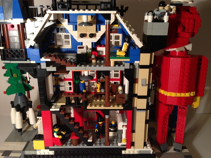LEGO MOC - Новогодний Кубик 2014 - Новый 2014 LeGod: Вид сзади. В доме имеется 3 этажа, не считая крышу. 