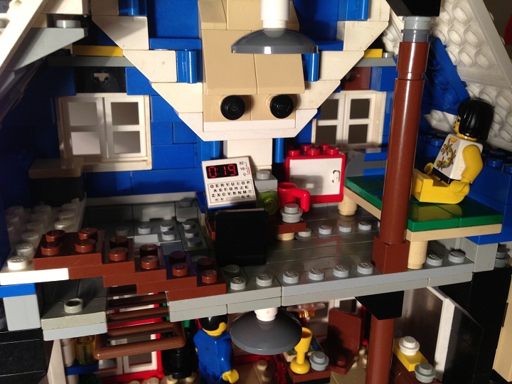 LEGO MOC - Новогодний Кубик 2014 - Новый 2014 LeGod: 3й этаж. Здесь обычная комната, попасть сюда можно поднявшись на лифте, или опустив лестницу.