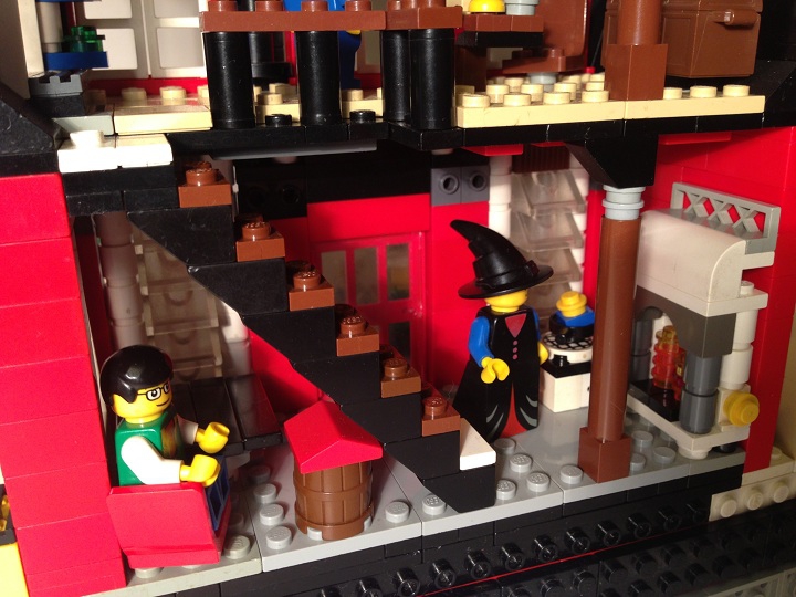 LEGO MOC - Новогодний Кубик 2014 - Новый 2014 LeGod: Первый этаж. Тут находится кухня и камин.