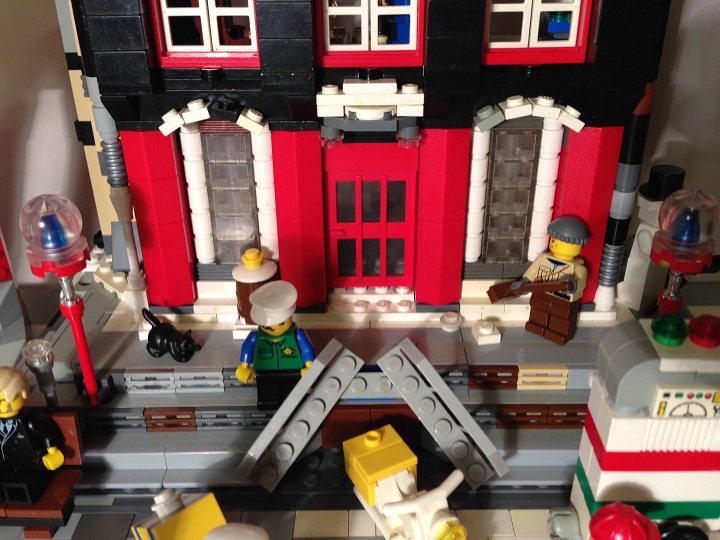 LEGO MOC - Новогодний Кубик 2014 - Новый 2014 LeGod: Первый этаж, дворник подметает снег, а кошка испугалась метлу.