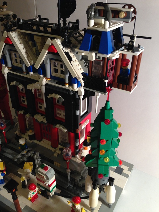 LEGO MOC - Новогодний Кубик 2014 - Новый 2014 LeGod: В доме есть лифт, который поднимает жителей на 3й этаж.