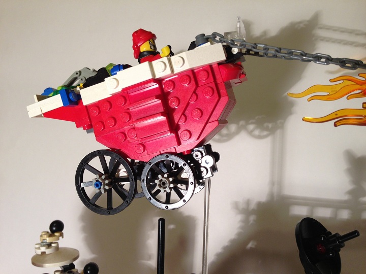 LEGO MOC - Новогодний Кубик 2014 - Новый 2014 LeGod: Колесница Деда Мороза. История ее создания очень забавная - она на самом деле делалась как шапка для статуи Деда, но я случайно заметил, что из нее выйдет неплохая повозка, и после небольших доработок она в нее и превратилась ))