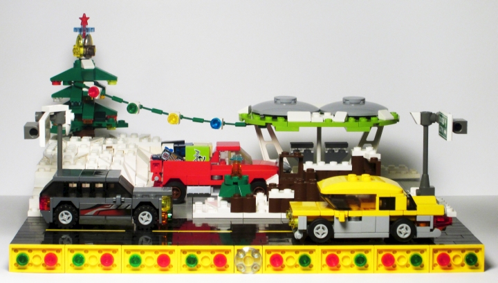 LEGO MOC - Новогодний Кубик 2014 - Развоз подарков: движение на бензоколонке: Основание - 32х34 штыря, к нему СНОТ-ом крепятся три модуля - бензоколонка, снежный массив с ёлкой, а так же полоса снега с развалинами старой деревянной постройки. В последний момент прилепил элемент рамки - смотрится просто, но эффективно.