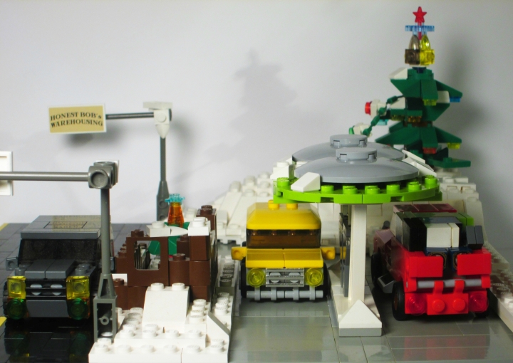 LEGO MOC - Новогодний Кубик 2014 - Развоз подарков: движение на бензоколонке: Сцена не статична, поэтому авто будут постоянно двигаться и менять своё положение, дабы показать динамику и различные ситуации на дороге. И не без бонуса!