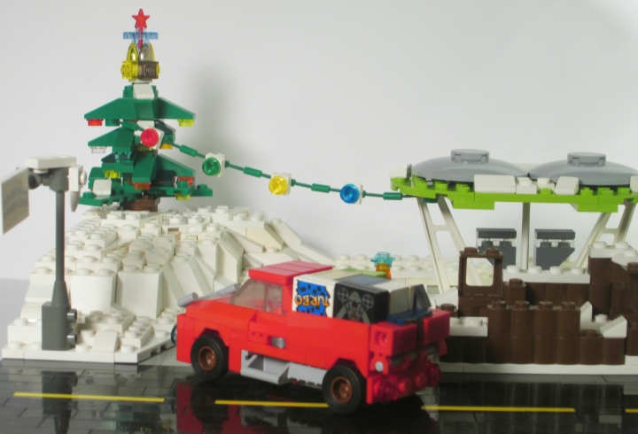 LEGO MOC - Новогодний Кубик 2014 - Развоз подарков: движение на бензоколонке: Ёлочки, фонарики. То есть, и деду морозу нужно топливо...