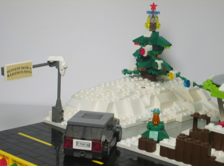 LEGO MOC - Новогодний Кубик 2014 - Развоз подарков: движение на бензоколонке: Покидая город, не забудьте заправиться!