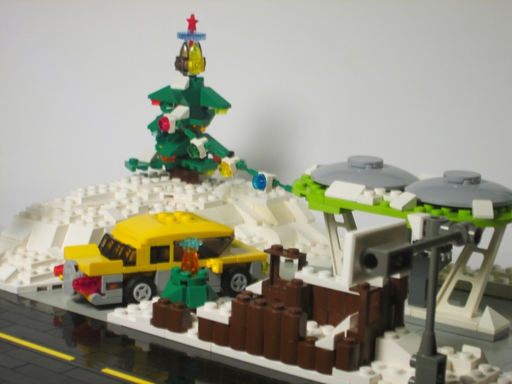 LEGO MOC - Новогодний Кубик 2014 - Развоз подарков: движение на бензоколонке: Особенно удачный кадр. Не находите? Как в фильмах.
