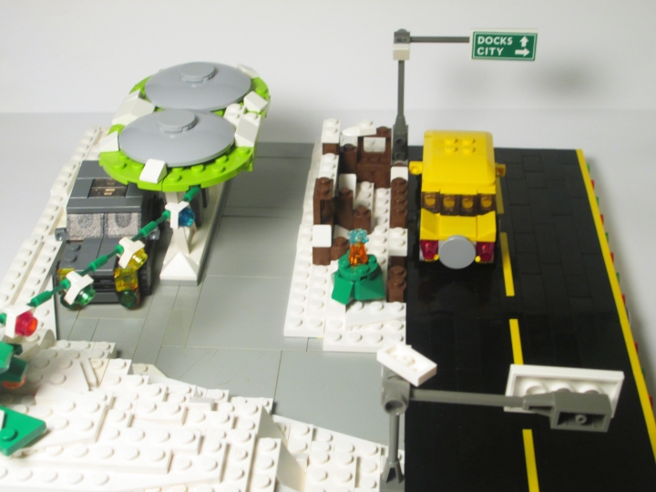 LEGO MOC - Новогодний Кубик 2014 - Развоз подарков: движение на бензоколонке: Наглядно показана планировка дороги.