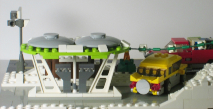 LEGO MOC - Новогодний Кубик 2014 - Развоз подарков: движение на бензоколонке: А это не очень удачный кадр...