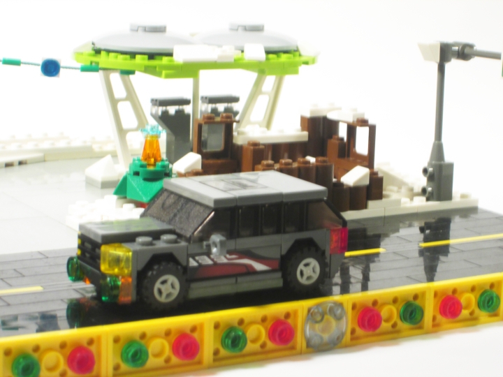 LEGO MOC - Новогодний Кубик 2014 - Развоз подарков: движение на бензоколонке: Счастливого пути!