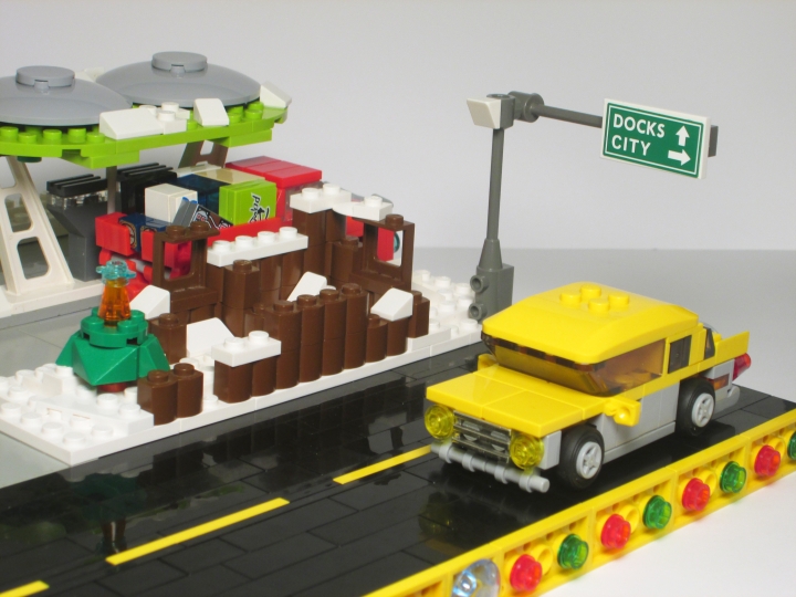 LEGO MOC - Новогодний Кубик 2014 - Развоз подарков: движение на бензоколонке: Развалины старой постройки и маленькая ёлочка.