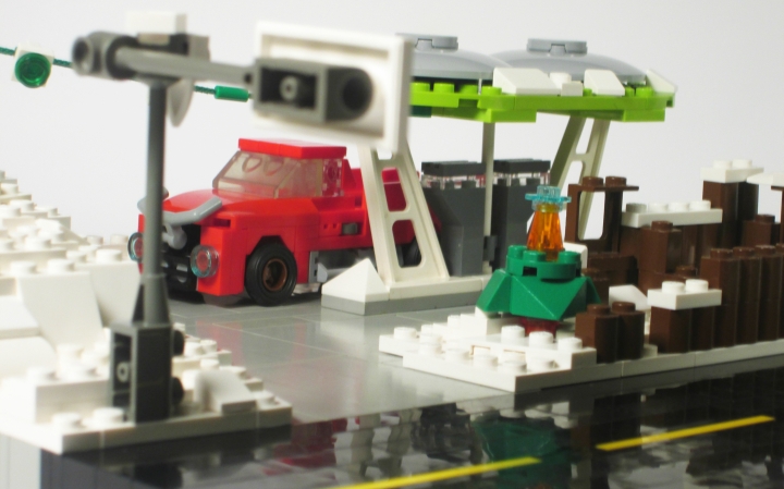 LEGO MOC - Новогодний Кубик 2014 - Развоз подарков: движение на бензоколонке: Кто это здесь притаился? Дед мороз едет порожняком - видать всё уже подарил!