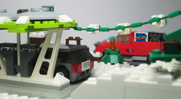 LEGO MOC - Новогодний Кубик 2014 - Развоз подарков: движение на бензоколонке: Подарки. Уже скоро и в твоём городе!