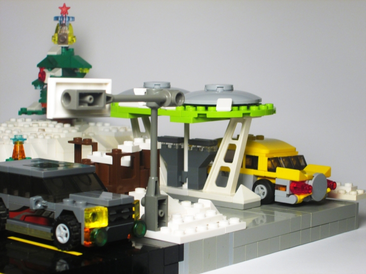 LEGO MOC - Новогодний Кубик 2014 - Развоз подарков: движение на бензоколонке: К счастью, как дорога, так и бензоколонка отапливаются - снег и лёд на них не задерживаются.