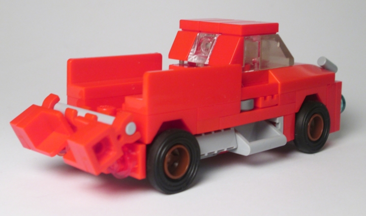 LEGO MOC - Новогодний Кубик 2014 - Развоз подарков: движение на бензоколонке: Вместительный кузов приоткрывается.