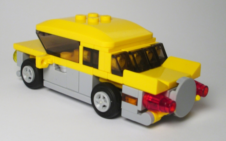 LEGO MOC - Новогодний Кубик 2014 - Развоз подарков: движение на бензоколонке: Задние 'плавники', запаска, подобающие задние габаритные огни. Всё при себе!
