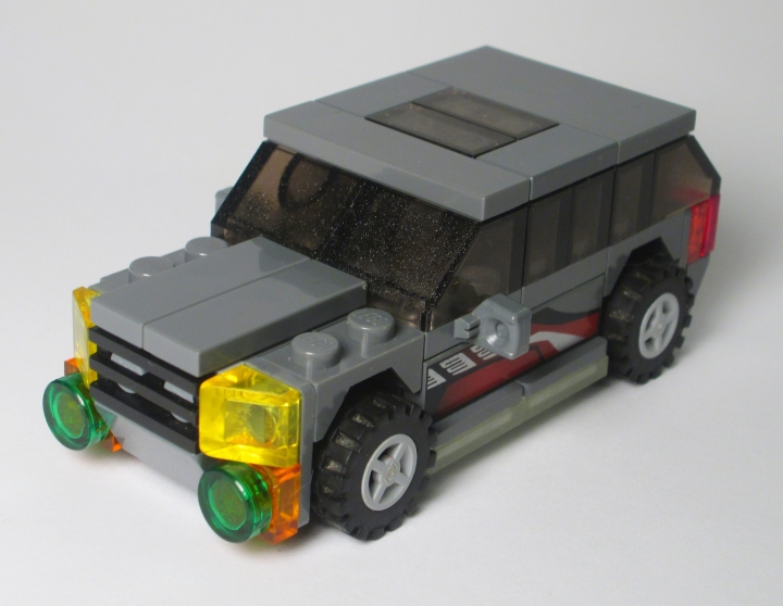 LEGO MOC - Новогодний Кубик 2014 - Развоз подарков: движение на бензоколонке: Тюнингованный кроссовер. Улучшения - новые туманки, раскраска, неон (тайлы с фосфором), люк в крыше.