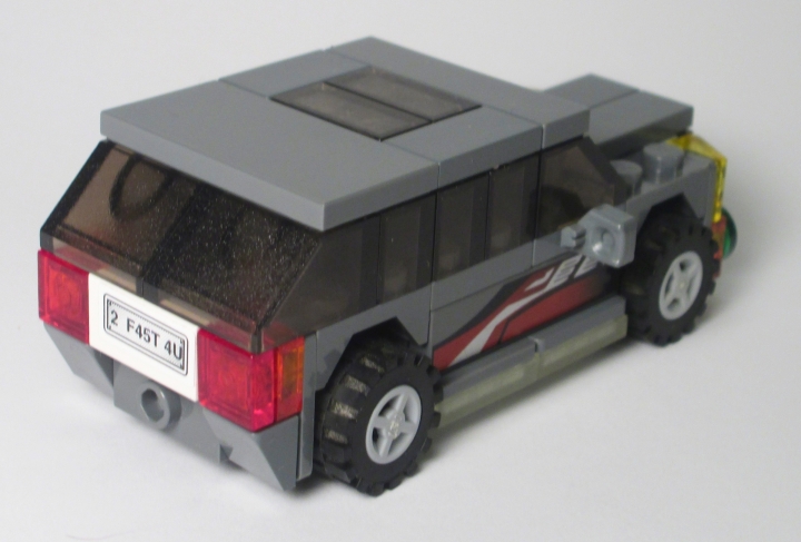 LEGO MOC - Новогодний Кубик 2014 - Развоз подарков: движение на бензоколонке: Я слишком быстр для тебя, парниша! По крайней мере, это имеет ввиду номерной знак.