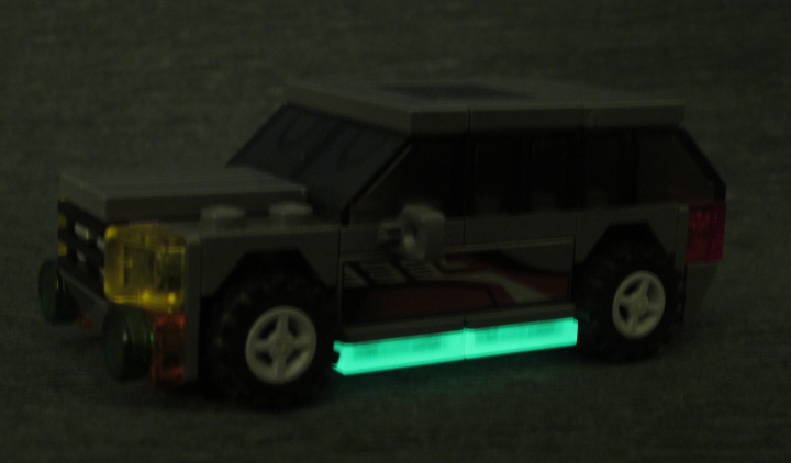 LEGO MOC - Новогодний Кубик 2014 - Развоз подарков: движение на бензоколонке: Заметьте, никаких спецэффектов - просто отвёл поток света!