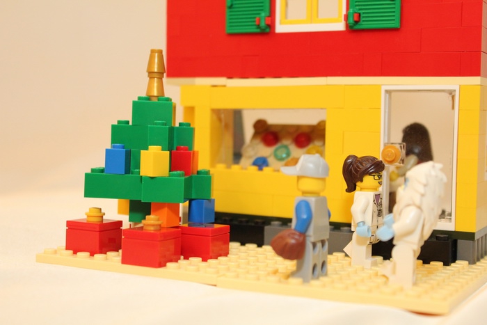 LEGO MOC - Новогодний Кубик 2014 - Новогодняя кондитерская лавка: новогодняя елочка перед кондитерской
