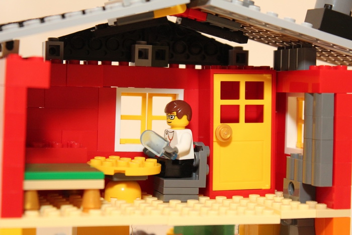LEGO MOC - Новогодний Кубик 2014 - Новогодняя кондитерская лавка: квартира детского врача