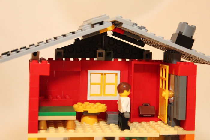 LEGO MOC - Новогодний Кубик 2014 - Новогодняя кондитерская лавка: врач собирается на работу