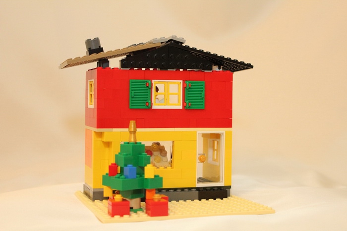 LEGO MOC - Новогодний Кубик 2014 - Новогодняя кондитерская лавка: вид кондитерской лавки с улицы