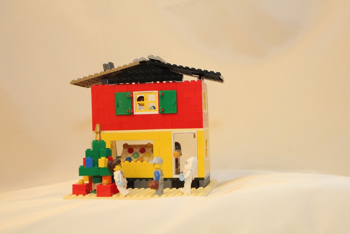 LEGO MOC - Новогодний Кубик 2014 - Новогодняя кондитерская лавка: фассад